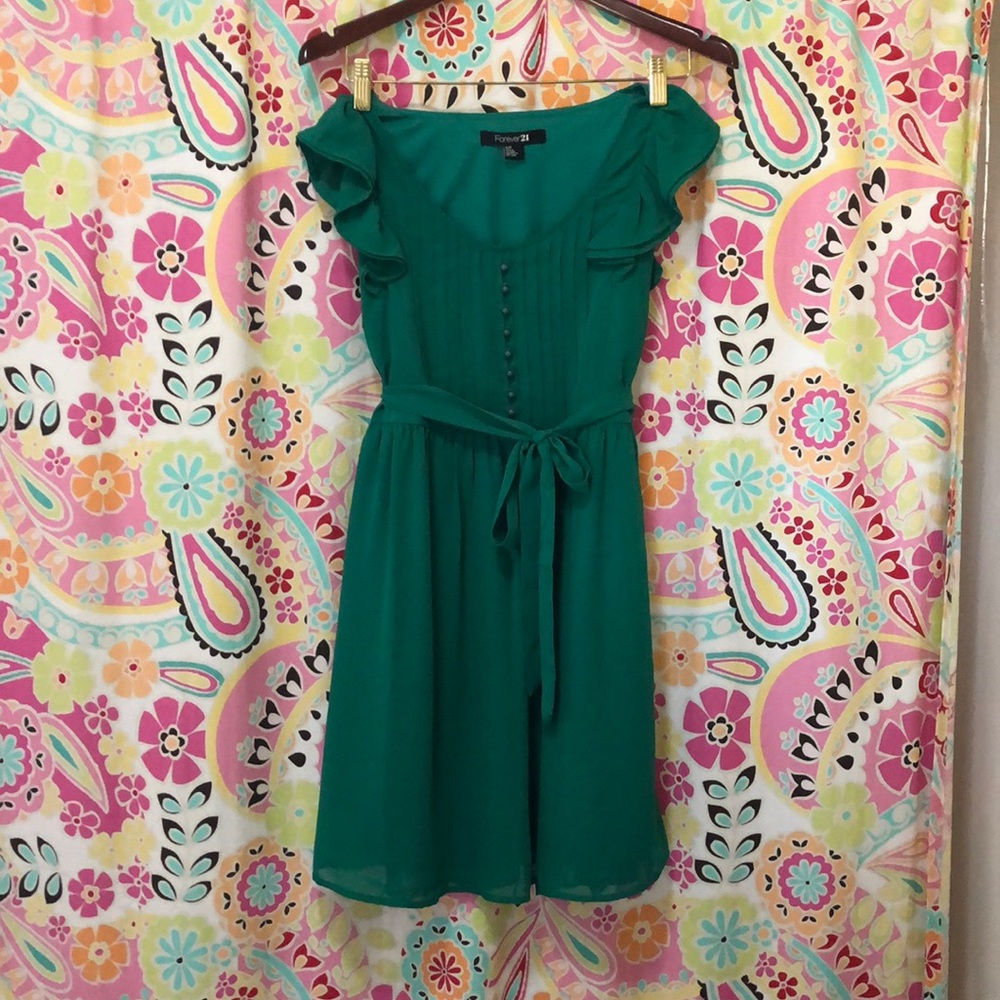 Gorgeous green flutter sleeve dress 👗